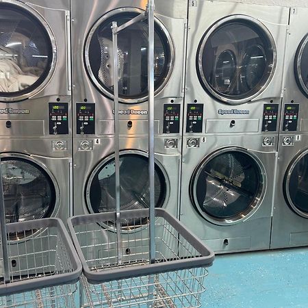 B&J Hotel And Apartments 佩科斯 外观 照片