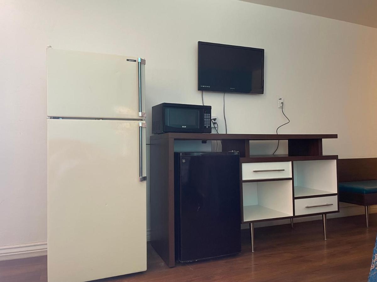 B&J Hotel And Apartments 佩科斯 外观 照片