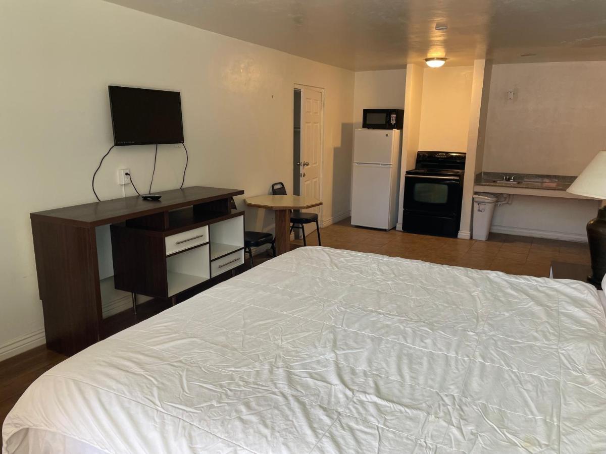 B&J Hotel And Apartments 佩科斯 外观 照片