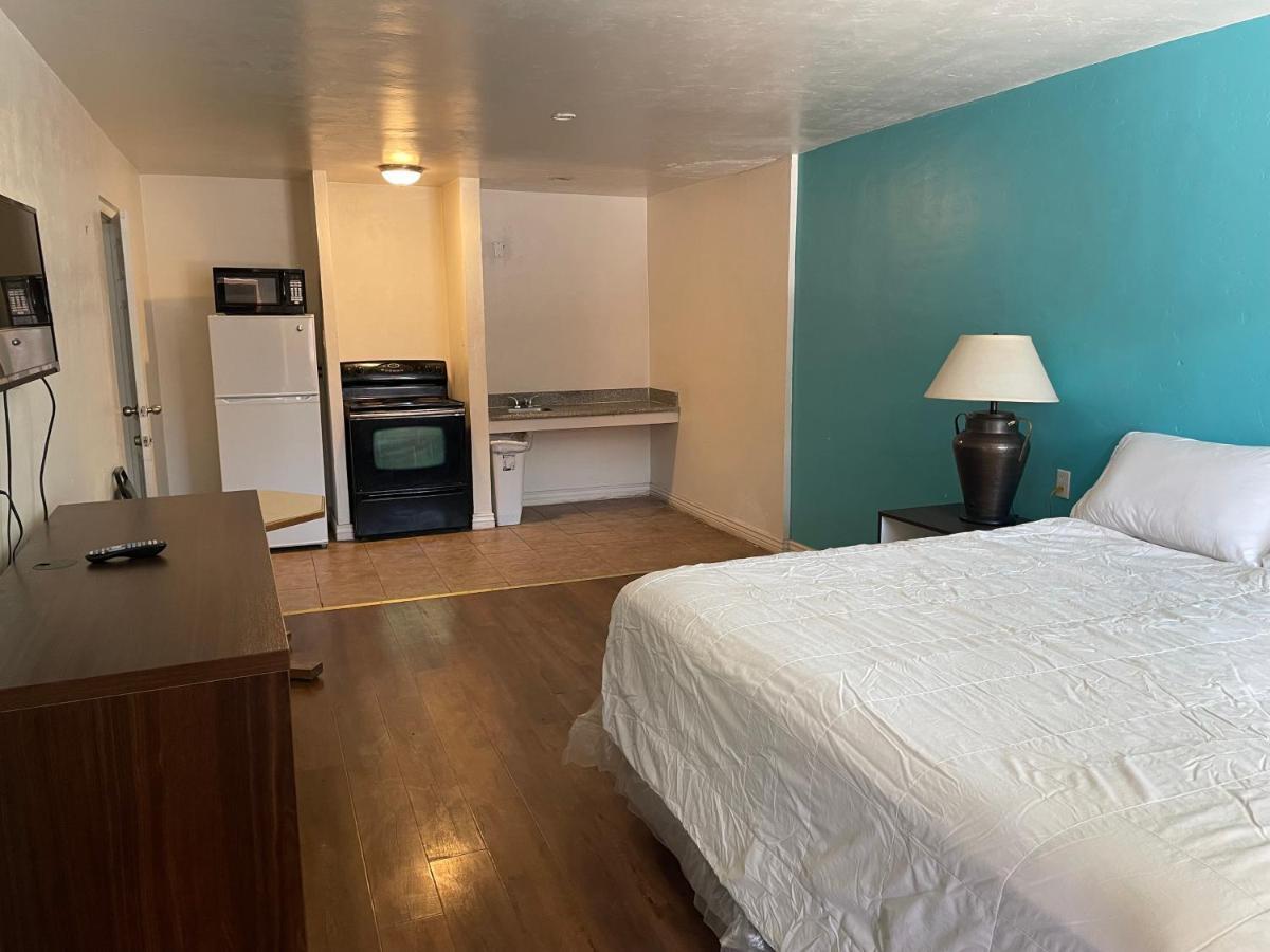 B&J Hotel And Apartments 佩科斯 外观 照片