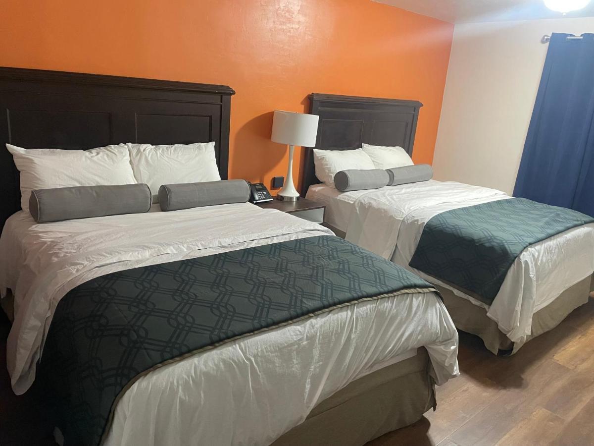 B&J Hotel And Apartments 佩科斯 外观 照片