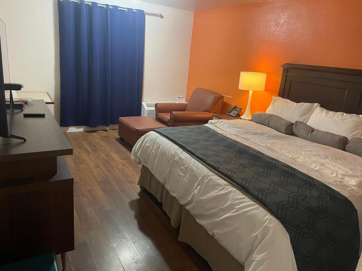 B&J Hotel And Apartments 佩科斯 外观 照片