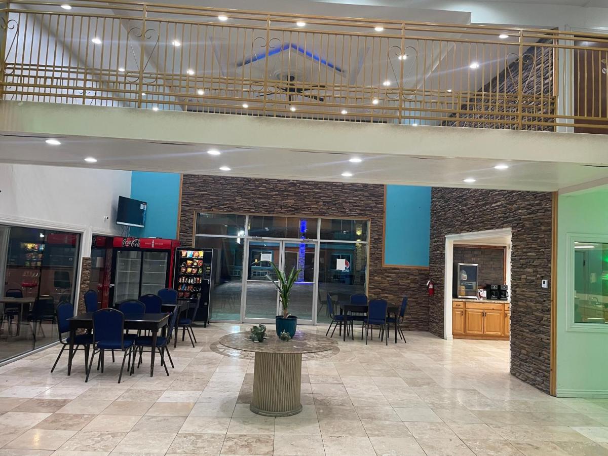 B&J Hotel And Apartments 佩科斯 外观 照片