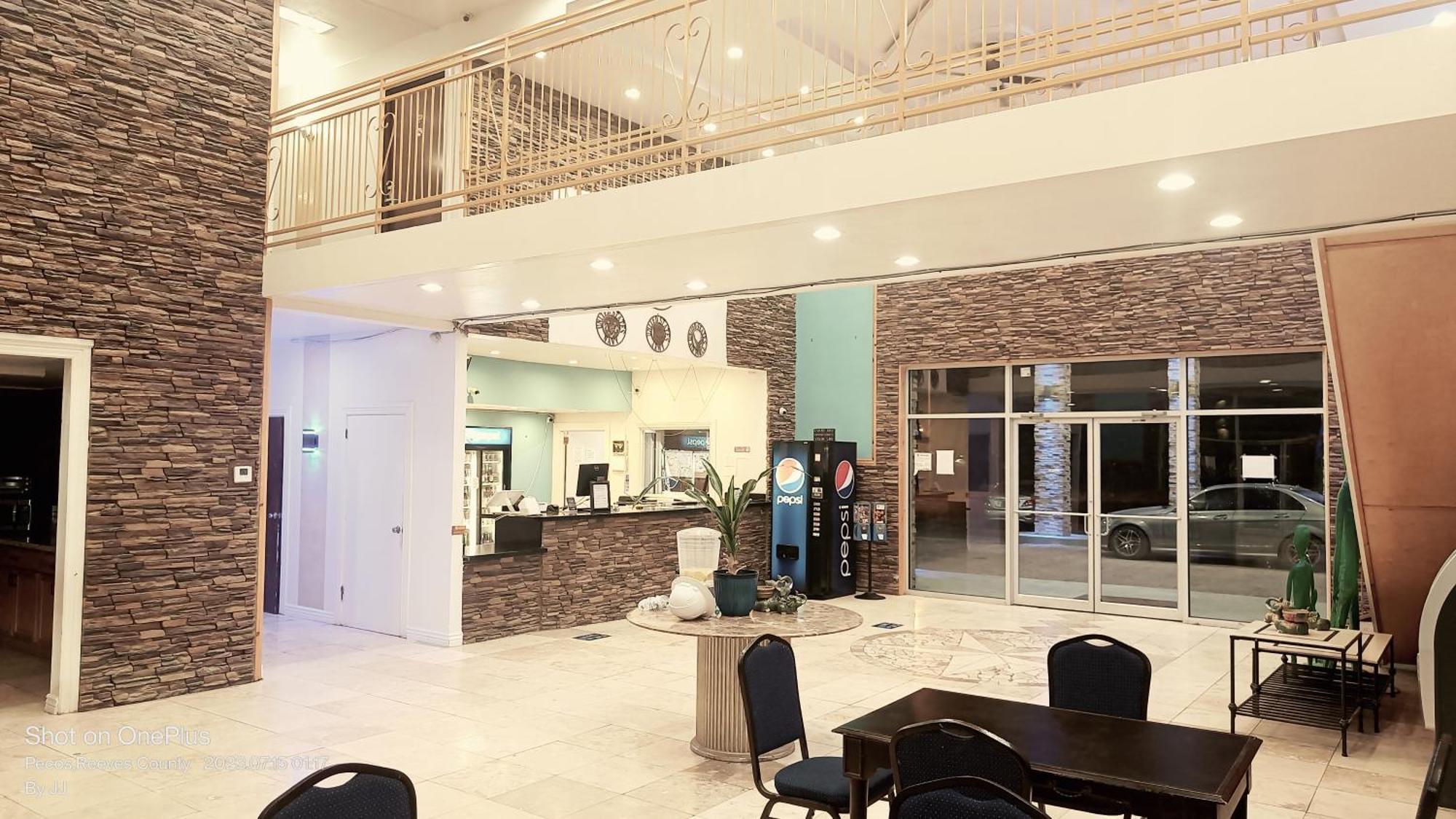 B&J Hotel And Apartments 佩科斯 外观 照片