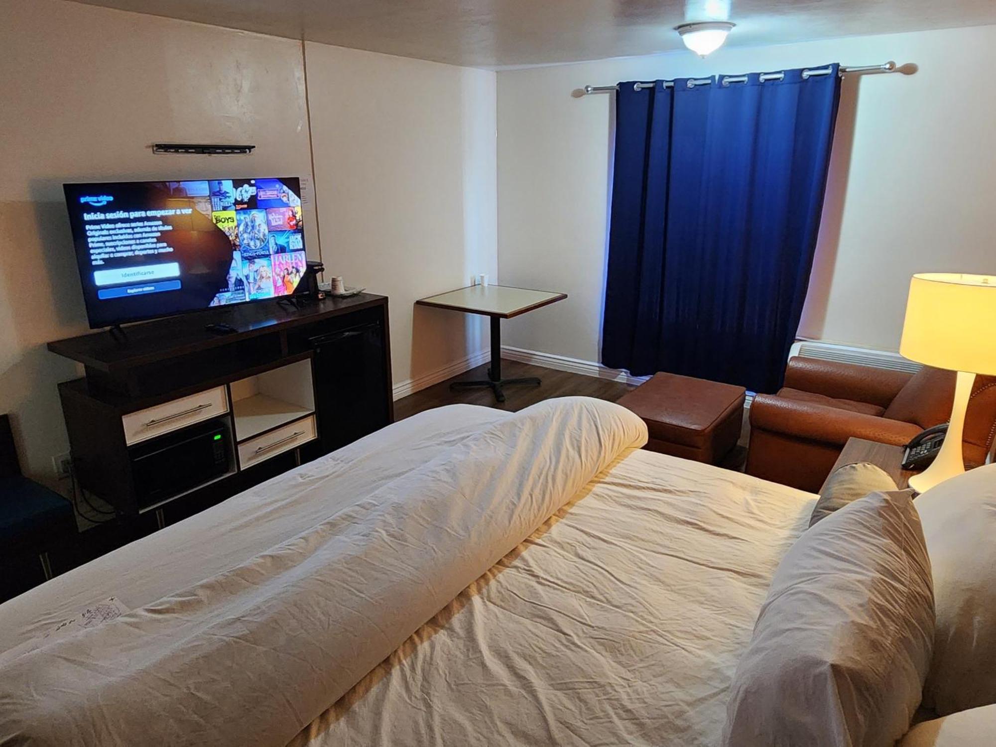 B&J Hotel And Apartments 佩科斯 外观 照片
