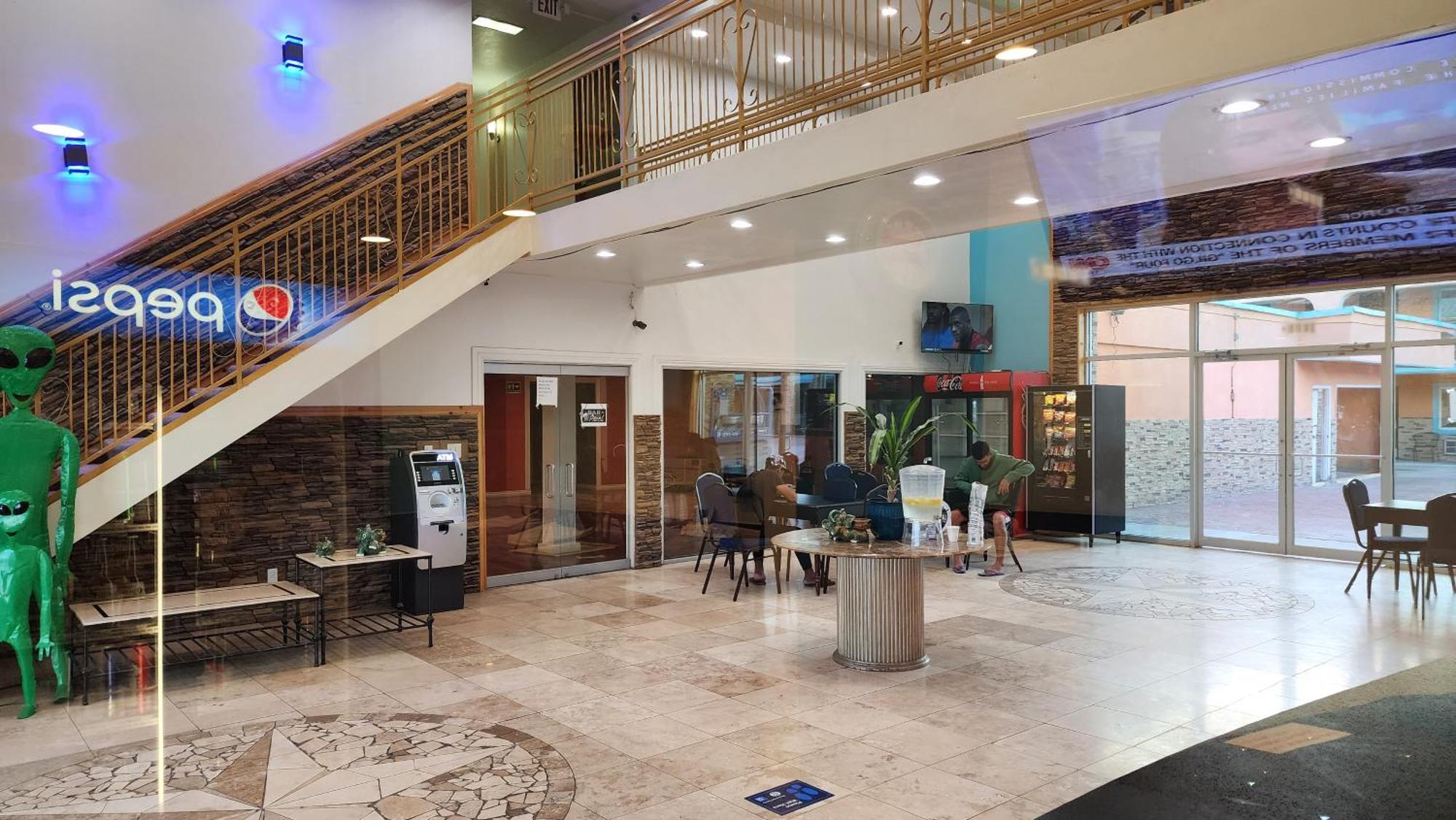 B&J Hotel And Apartments 佩科斯 外观 照片