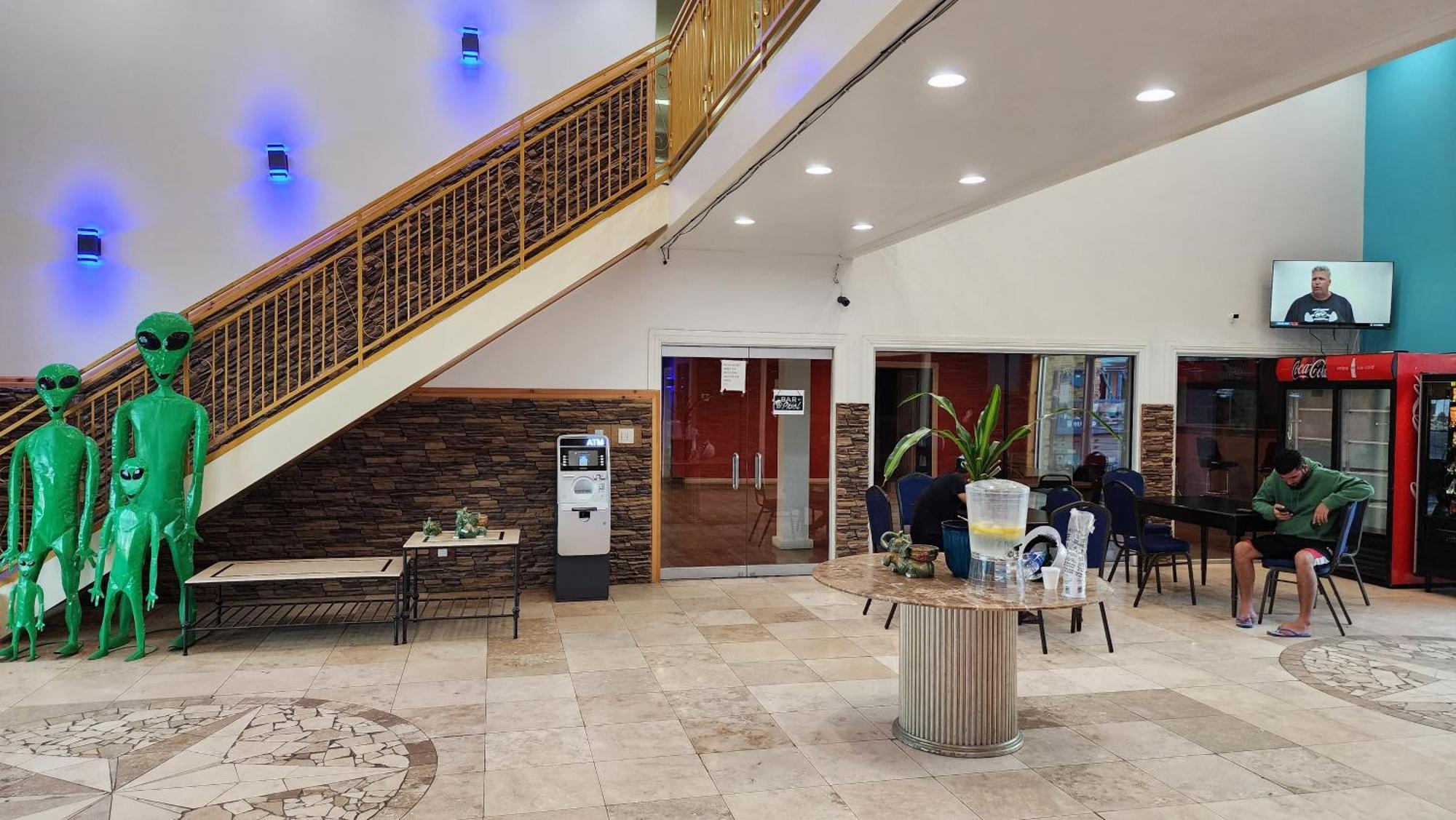 B&J Hotel And Apartments 佩科斯 外观 照片