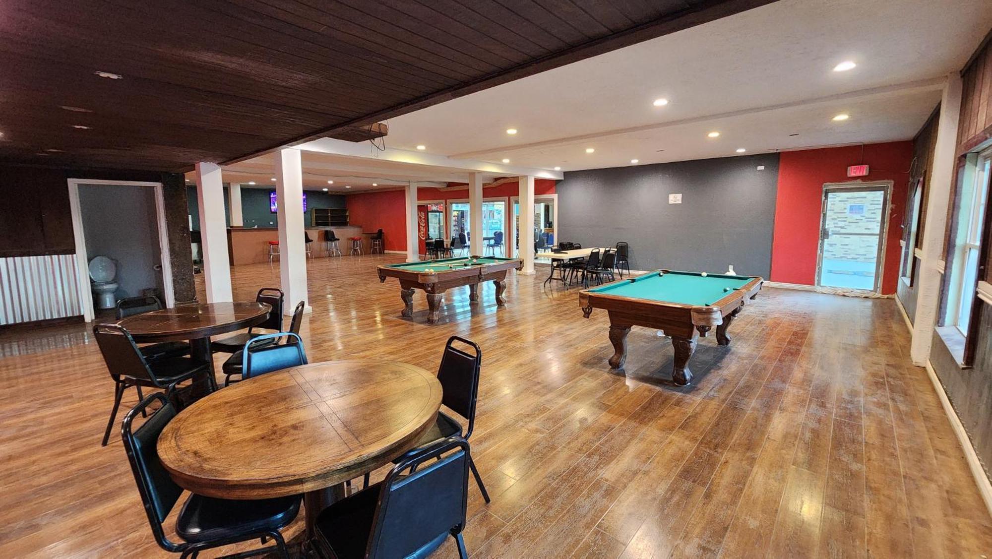 B&J Hotel And Apartments 佩科斯 外观 照片